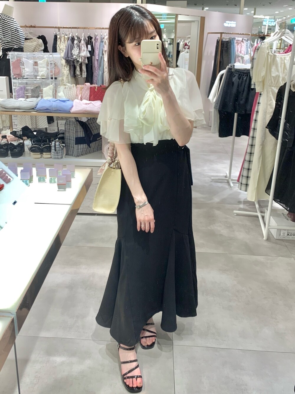 ホワイト系のサンダル、ベージュ系のスカート、ホワイト系のシャツ/ブラウスを着用したレディースの夏コーディネートの2枚目の写真