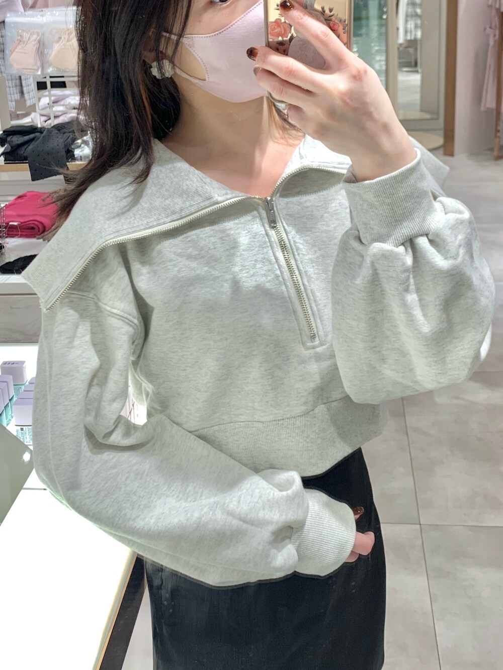 ベージュ系のスウェット、ブラック系のスカートを着用したレディースの冬コーディネートの2枚目の写真