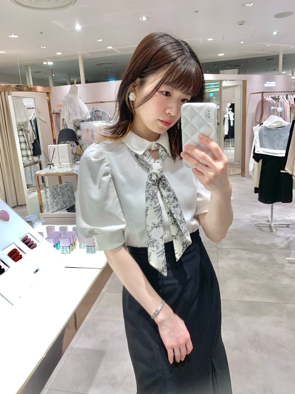 ホワイト系のシャツ/ブラウス、イエロー系のショルダーバッグ、ホワイト系のサンダルを着用したレディースの春コーディネートの5枚目の写真