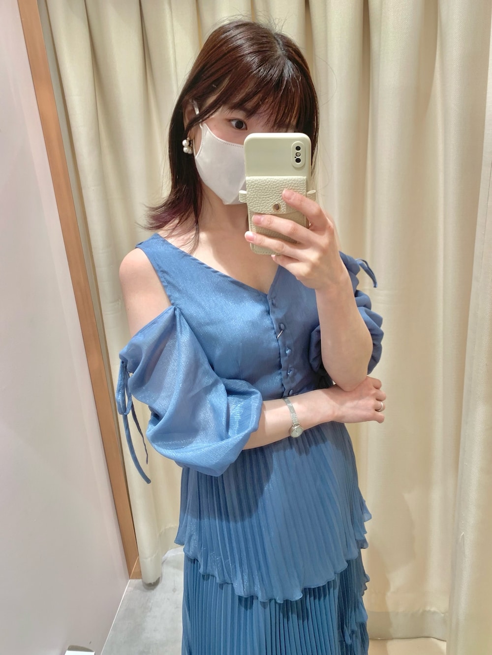 ホワイト系のサンダル、ホワイト系のボストンバッグ、ブルー系のワンピースを着用したレディースの春コーディネートの3枚目の写真