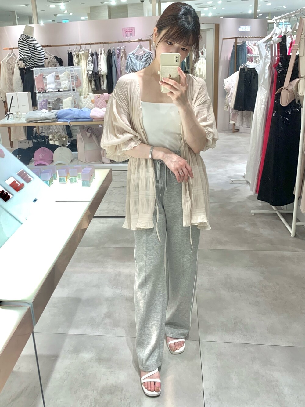 ホワイト系のサンダル、グレー系のスウェットパンツ、ホワイト系のシャツ/ブラウスを着用したレディースの夏コーディネートの4枚目の写真