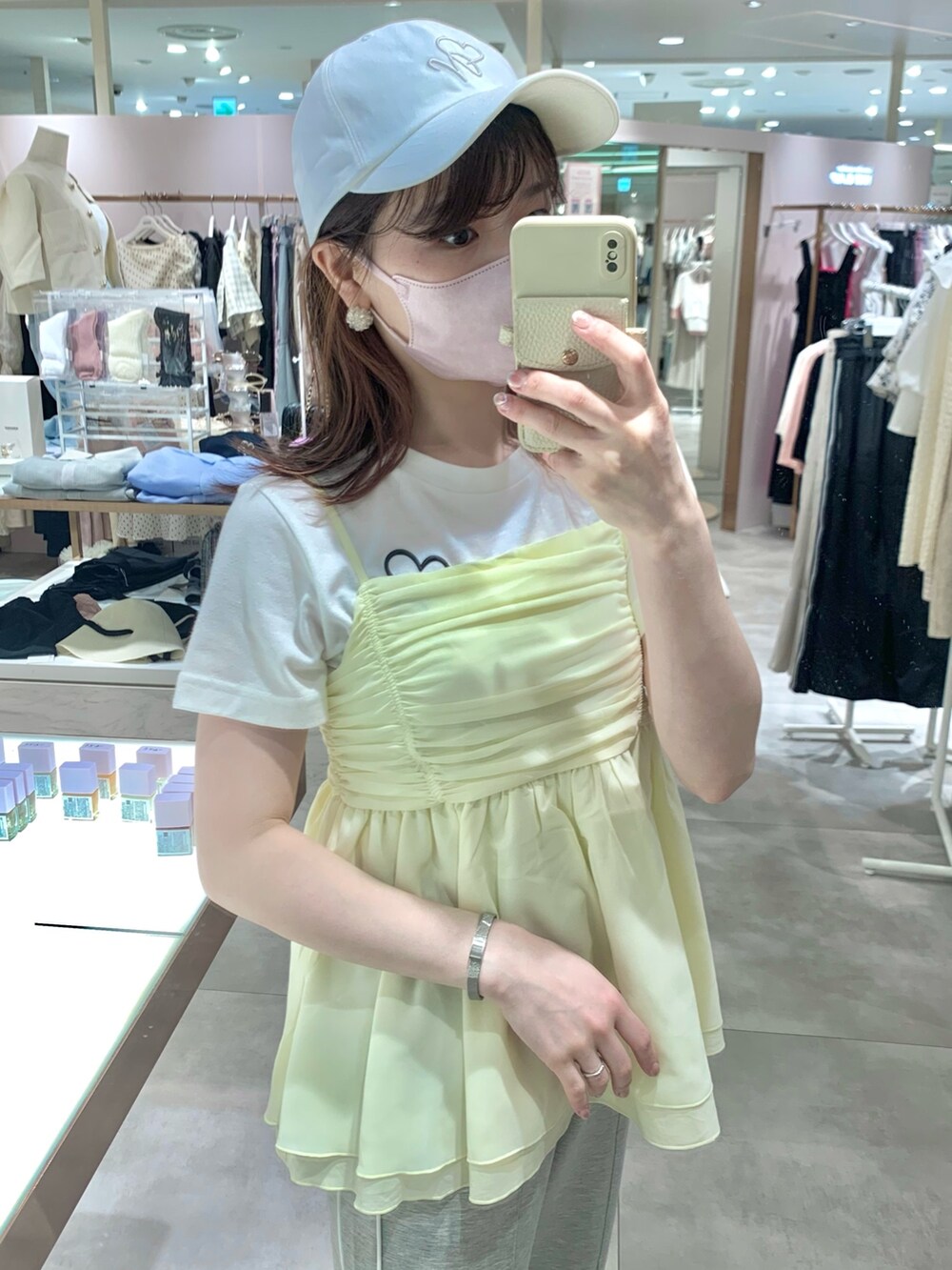 ホワイト系のTシャツ/カットソー、ホワイト系のサンダル、イエロー系のキャミソールを着用したレディースの春コーディネートの2枚目の写真