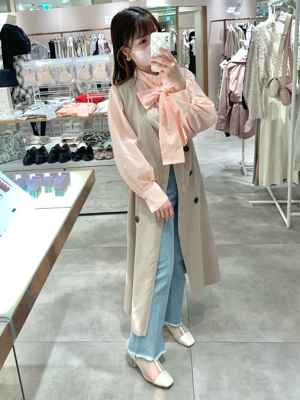 ベージュ系のトレンチコート、その他のシャツ/ブラウス、ホワイト系のボディバッグ/ウエストポーチを着用したレディースの春コーディネートの5枚目の写真