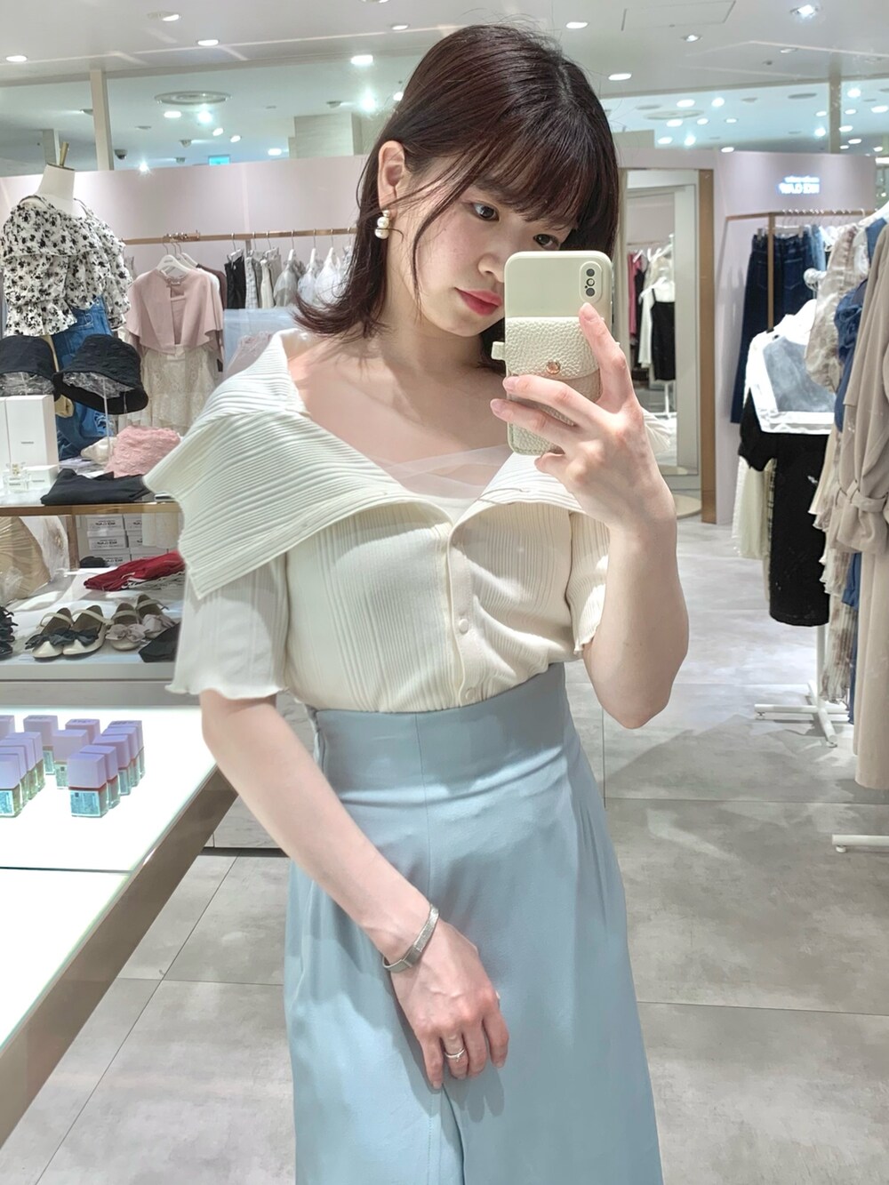 ホワイト系のTシャツ/カットソー、ホワイト系のキャミソール、ホワイト系のショルダーバッグを着用したレディースの春コーディネートの6枚目の写真