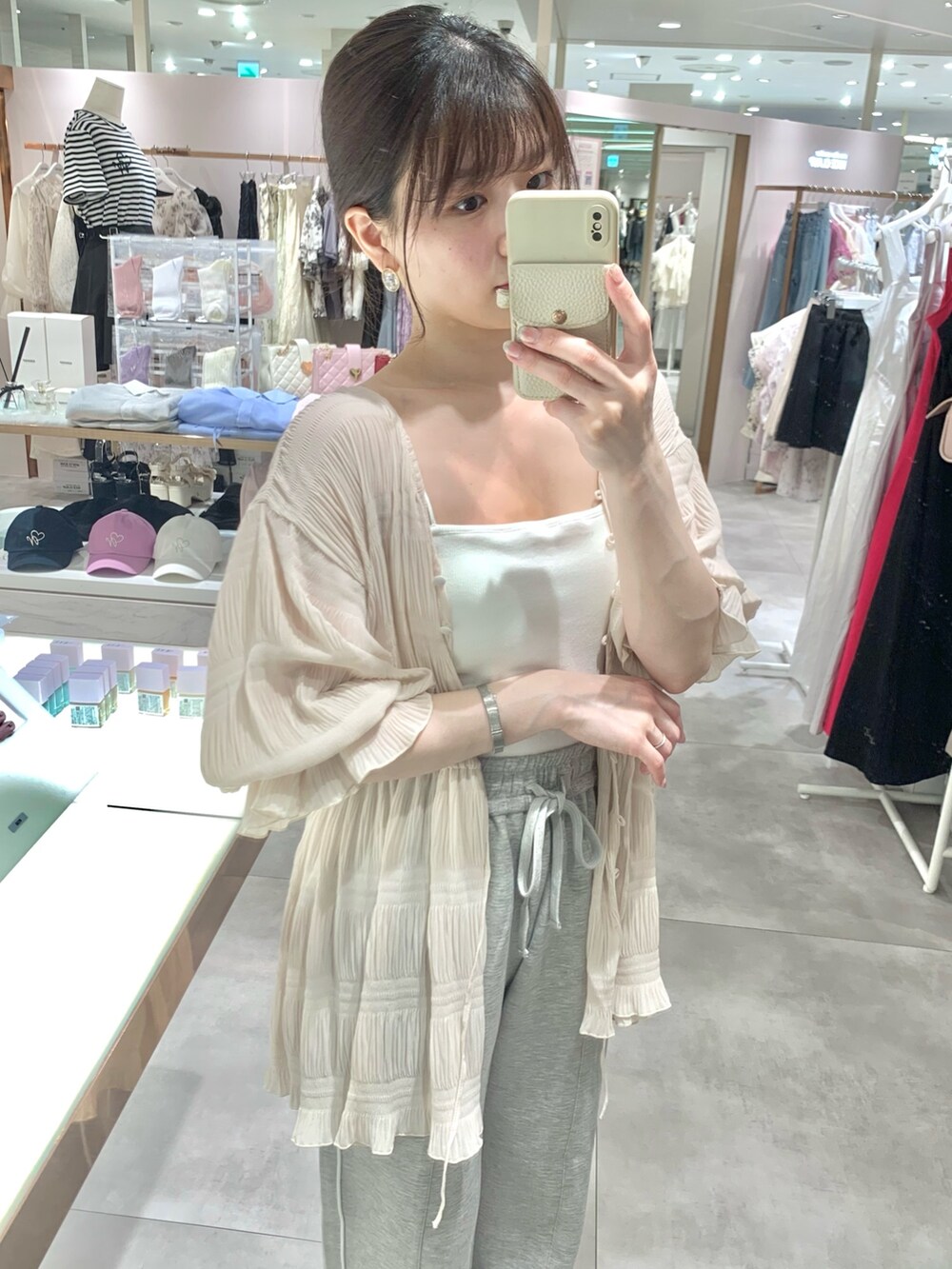 ホワイト系のサンダル、グレー系のスウェットパンツ、ホワイト系のシャツ/ブラウスを着用したレディースの夏コーディネートの3枚目の写真