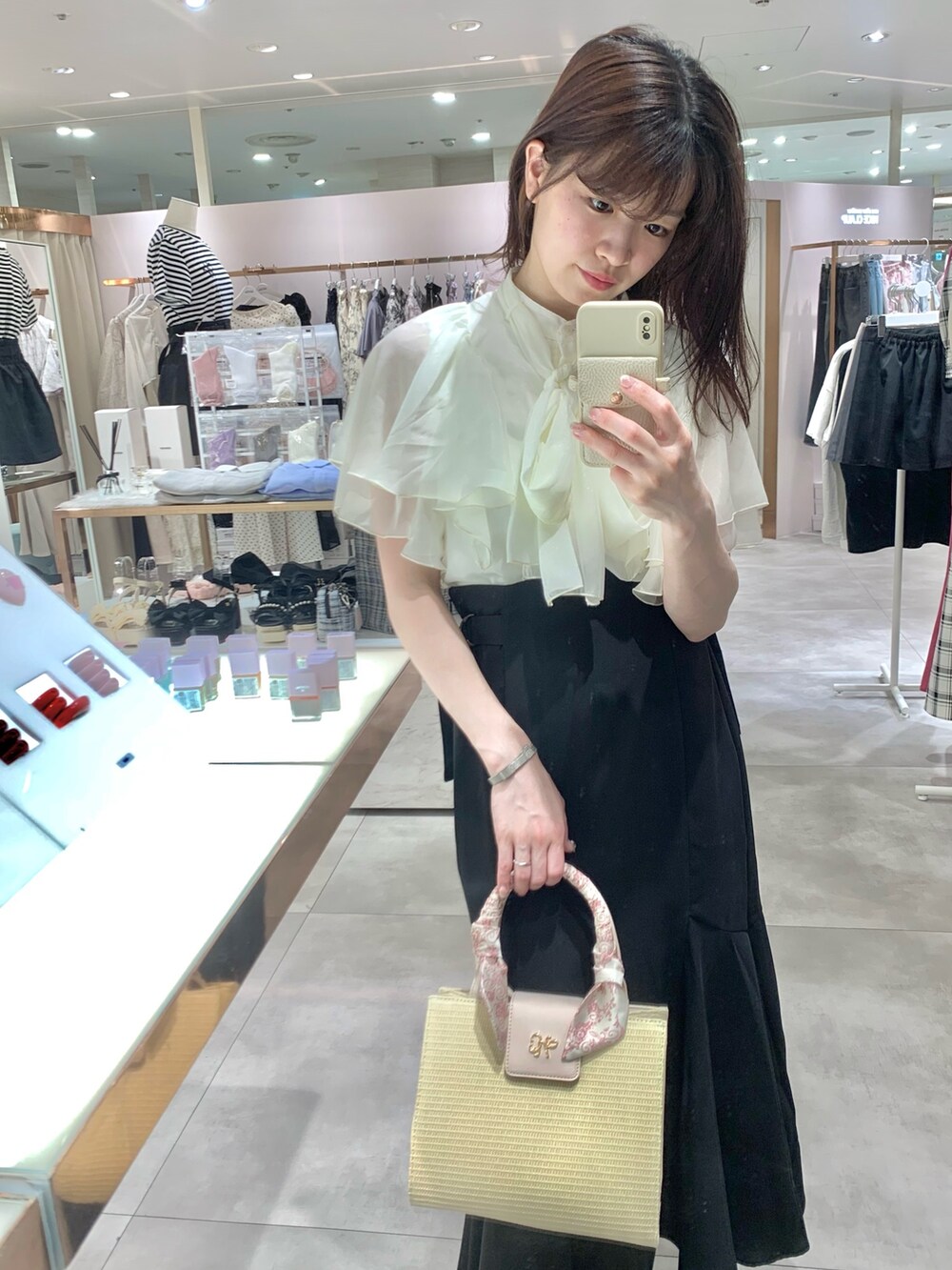 ホワイト系のサンダル、ベージュ系のスカート、ホワイト系のシャツ/ブラウスを着用したレディースの夏コーディネートの5枚目の写真