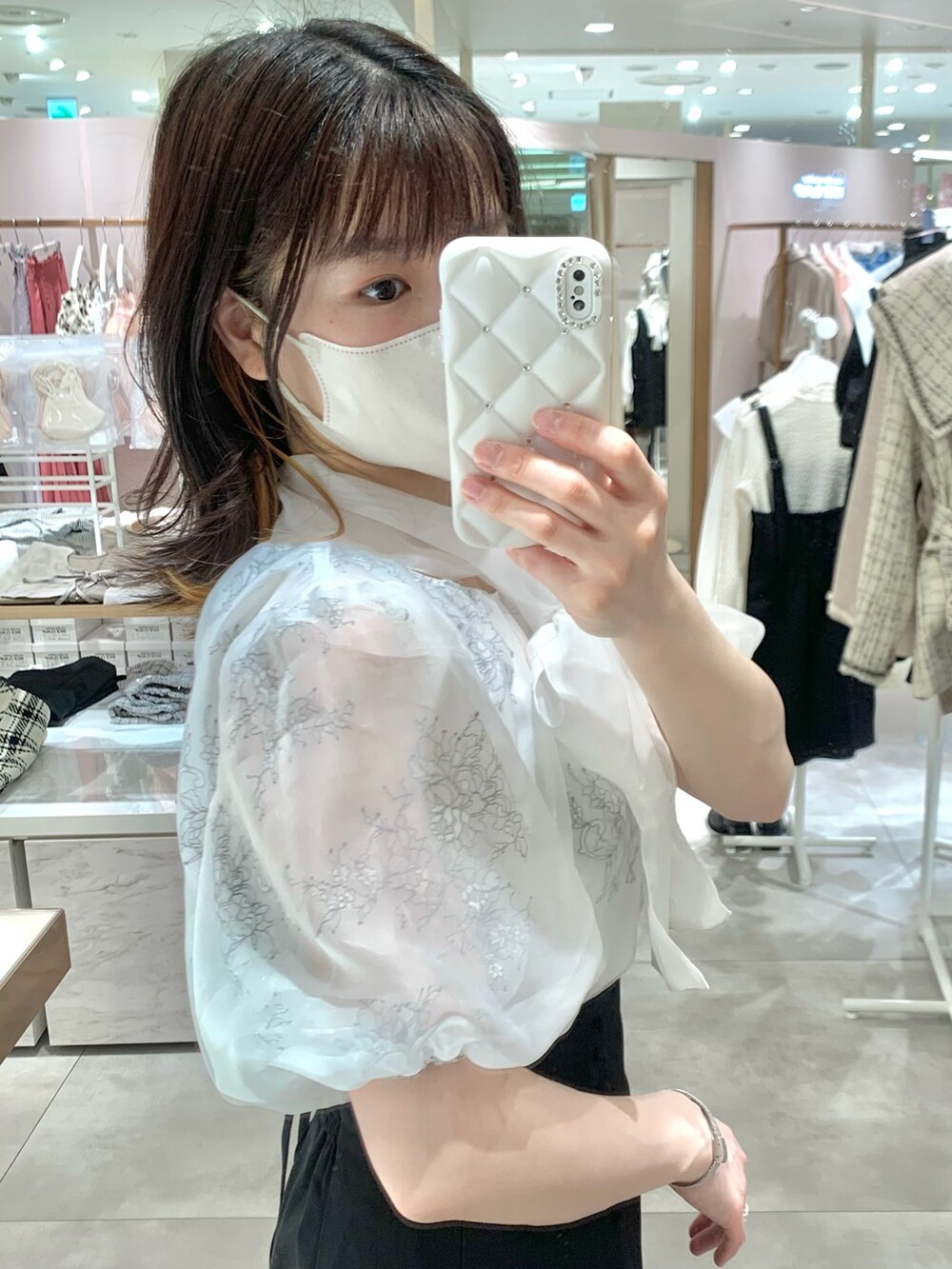 ベージュ系のトレンチコート、ホワイト系のシャツ/ブラウス、ブラック系のショルダーバッグを着用したレディースの春コーディネートの7枚目の写真