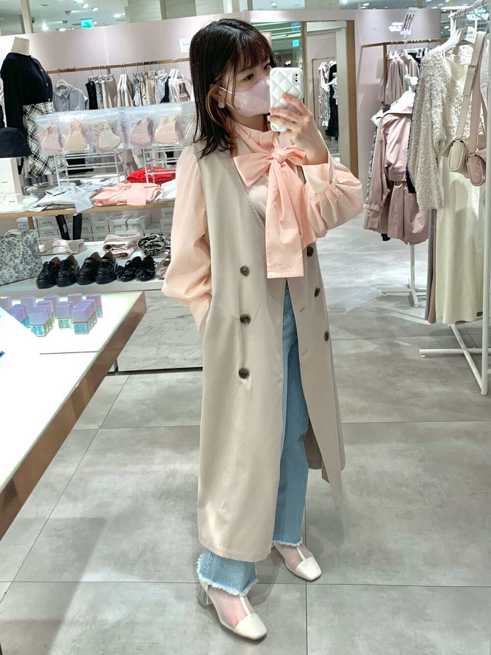 ベージュ系のトレンチコート、その他のシャツ/ブラウス、ホワイト系のボディバッグ/ウエストポーチを着用したレディースの春コーディネートの4枚目の写真