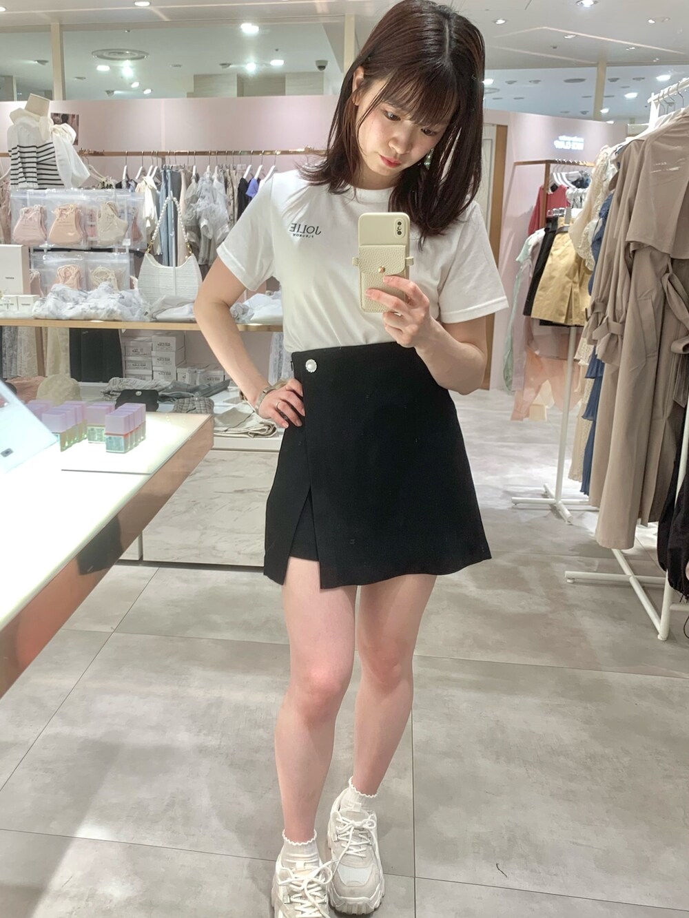 ブラック系のその他パンツ、ブラック系のショルダーバッグ、ブルー系のシャツ/ブラウスを着用したレディースの春コーディネートの5枚目の写真