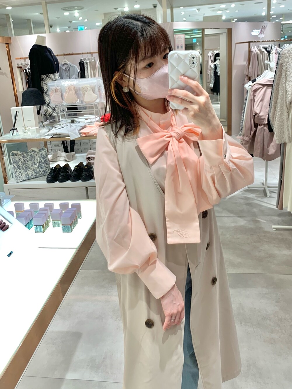 ベージュ系のトレンチコート、その他のシャツ/ブラウス、ホワイト系のボディバッグ/ウエストポーチを着用したレディースの春コーディネートの3枚目の写真