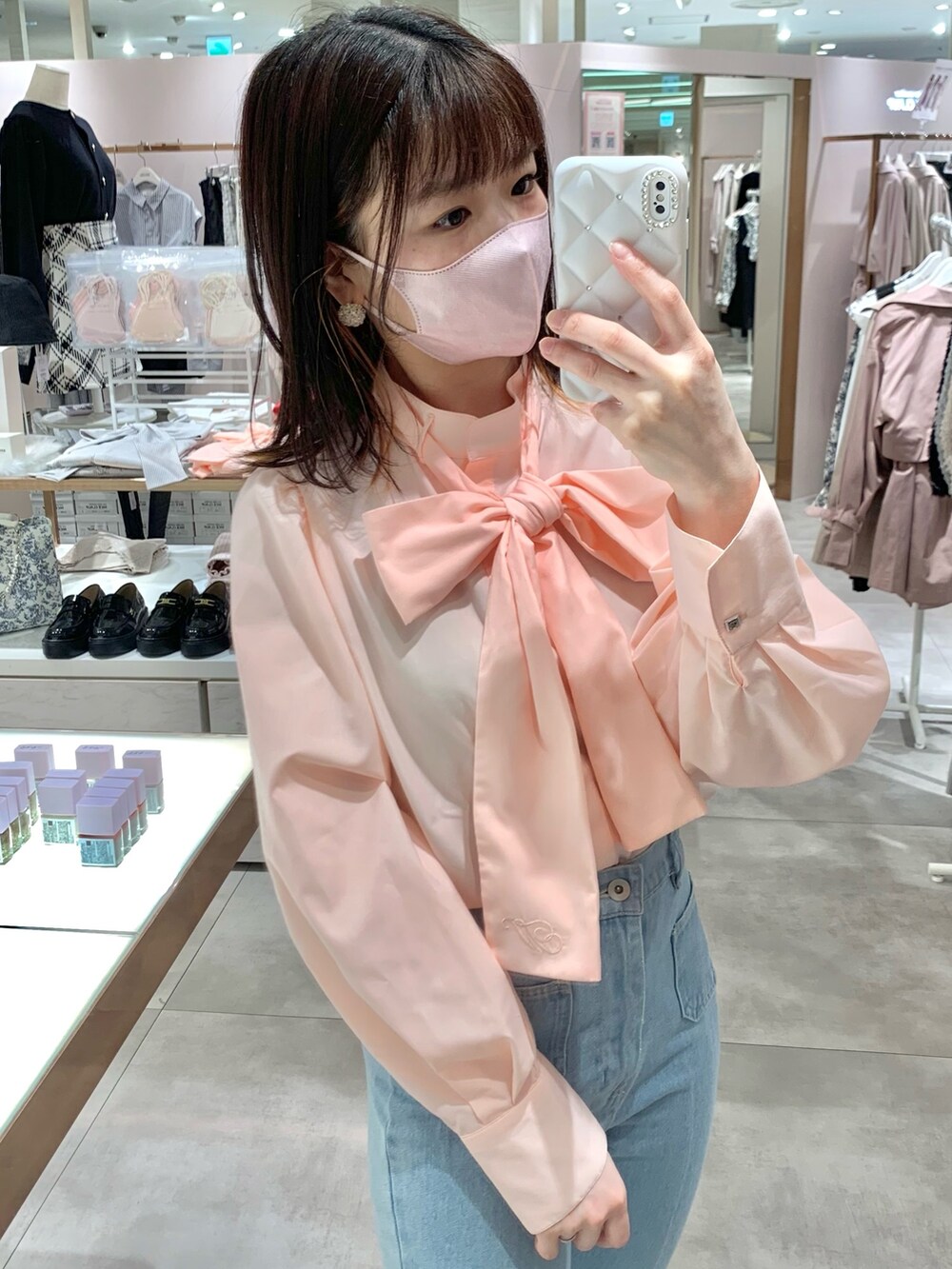 ベージュ系のトレンチコート、その他のシャツ/ブラウス、ホワイト系のボディバッグ/ウエストポーチを着用したレディースの春コーディネートの6枚目の写真