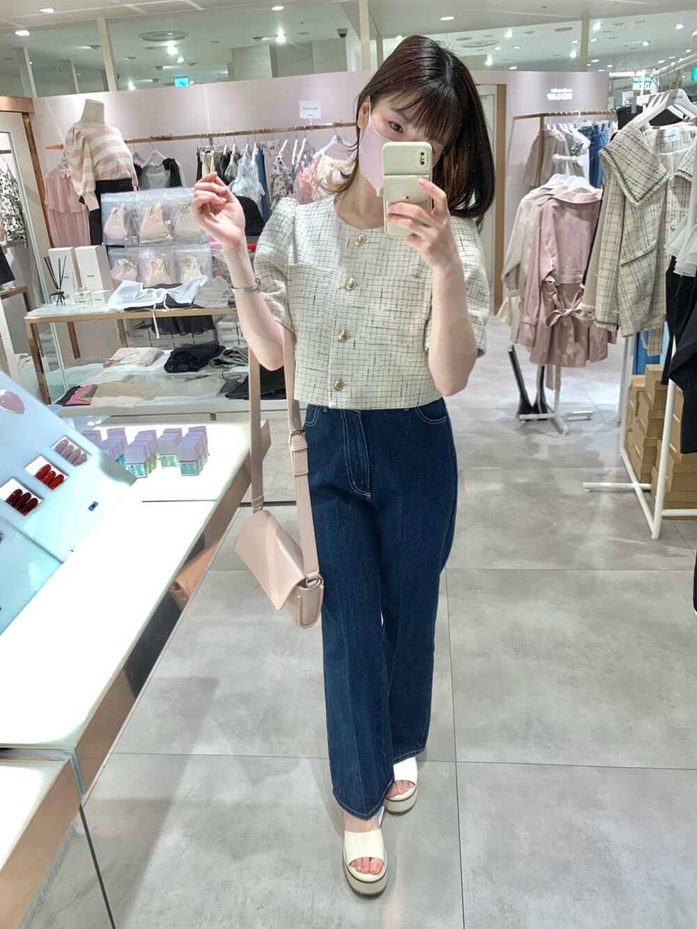 ホワイト系のボディバッグ/ウエストポーチ、ホワイト系のサンダル、ホワイト系のノーカラージャケットを着用したレディースの春コーディネートの2枚目の写真