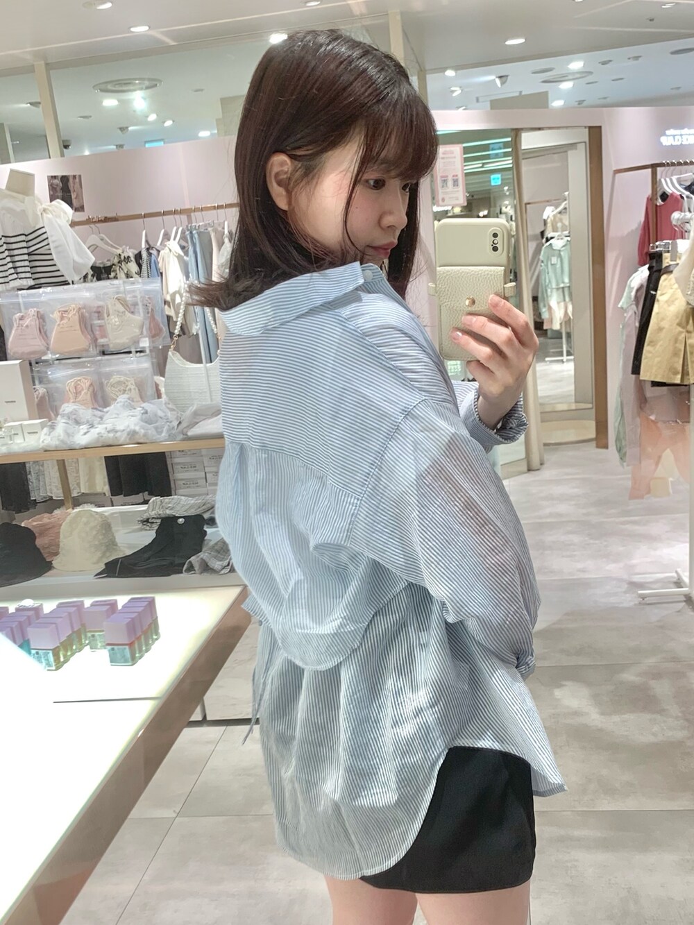 ブラック系のその他パンツ、ブラック系のショルダーバッグ、ブルー系のシャツ/ブラウスを着用したレディースの春コーディネートの4枚目の写真