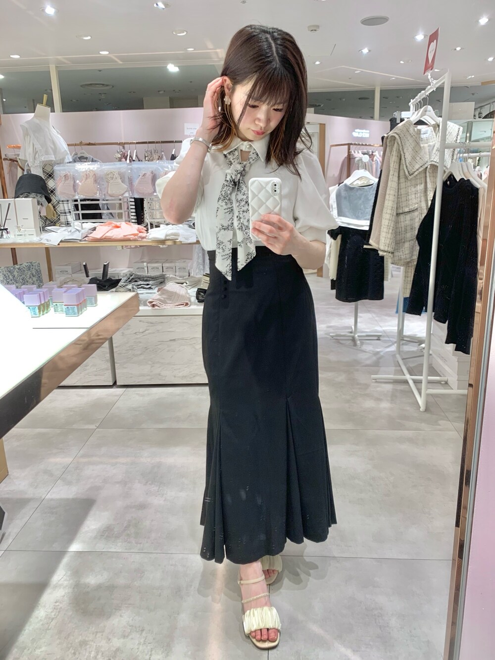 ホワイト系のシャツ/ブラウス、イエロー系のショルダーバッグ、ホワイト系のサンダルを着用したレディースの春コーディネートの4枚目の写真