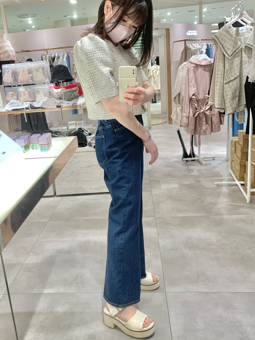 ホワイト系のボディバッグ/ウエストポーチ、ホワイト系のサンダル、ホワイト系のノーカラージャケットを着用したレディースの春コーディネートの5枚目の写真