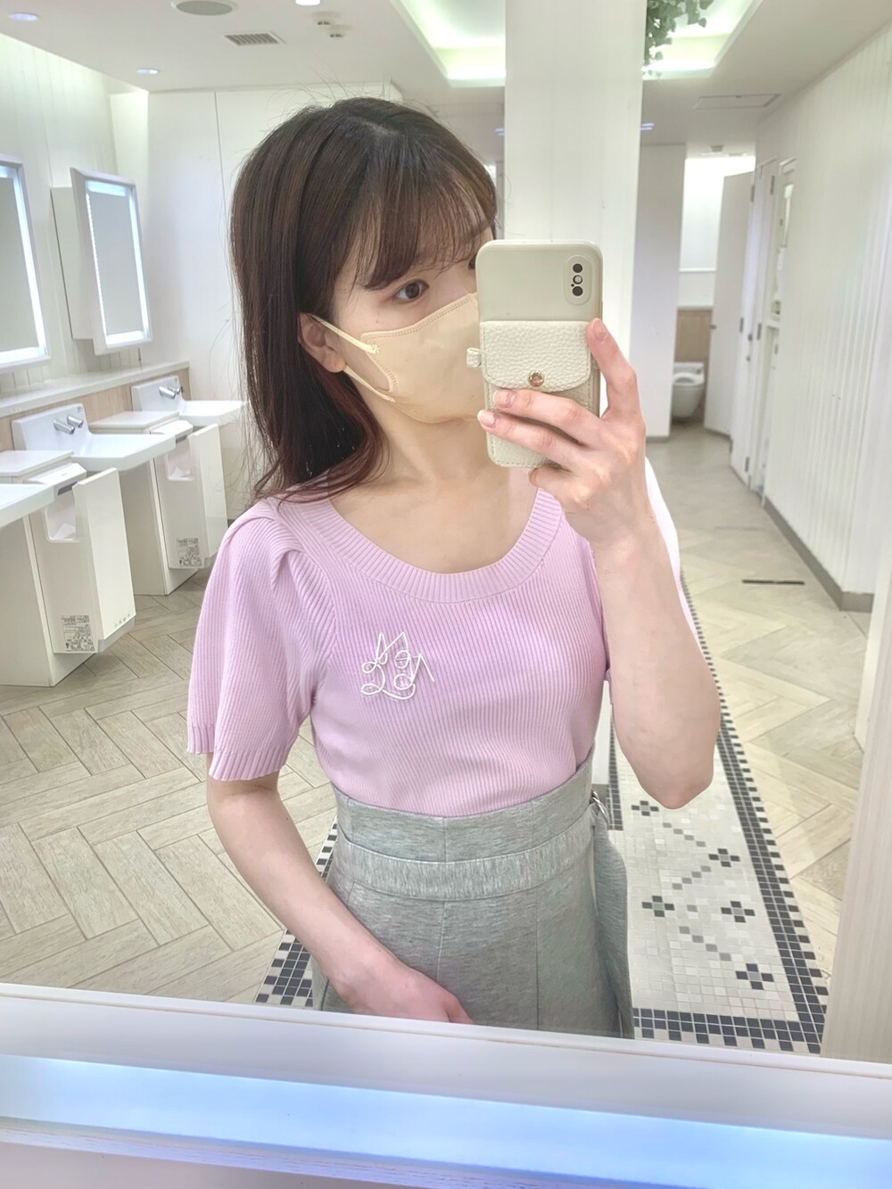 ピンク系のニット/セーター、ピンク系のスカートを着用したレディースの春コーディネートの5枚目の写真