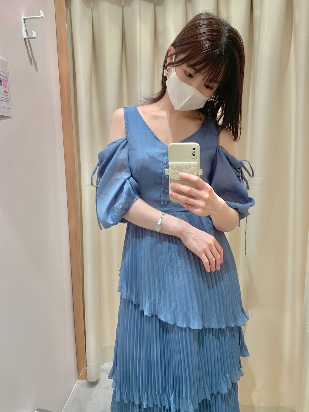 ホワイト系のサンダル、ホワイト系のボストンバッグ、ブルー系のワンピースを着用したレディースの春コーディネートの4枚目の写真