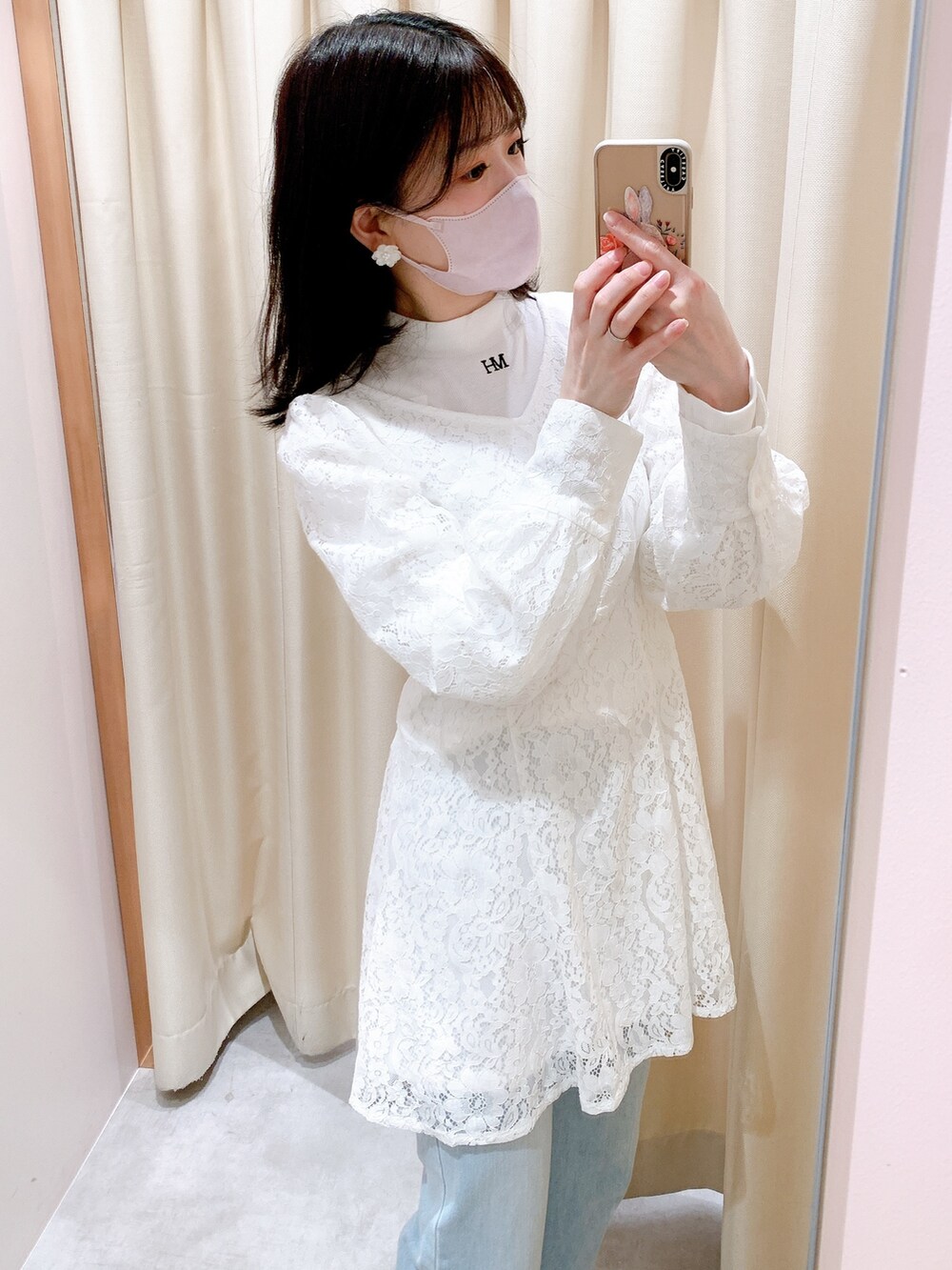 ホワイト系のワンピース、ブラック系のブーツを着用したレディースの冬コーディネートの2枚目の写真