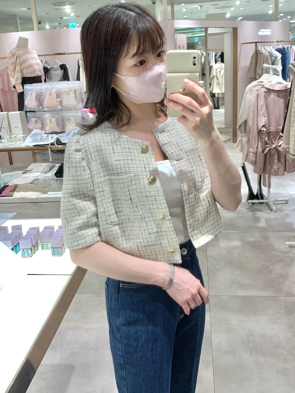 ホワイト系のボディバッグ/ウエストポーチ、ホワイト系のサンダル、ホワイト系のノーカラージャケットを着用したレディースの春コーディネートの10枚目の写真