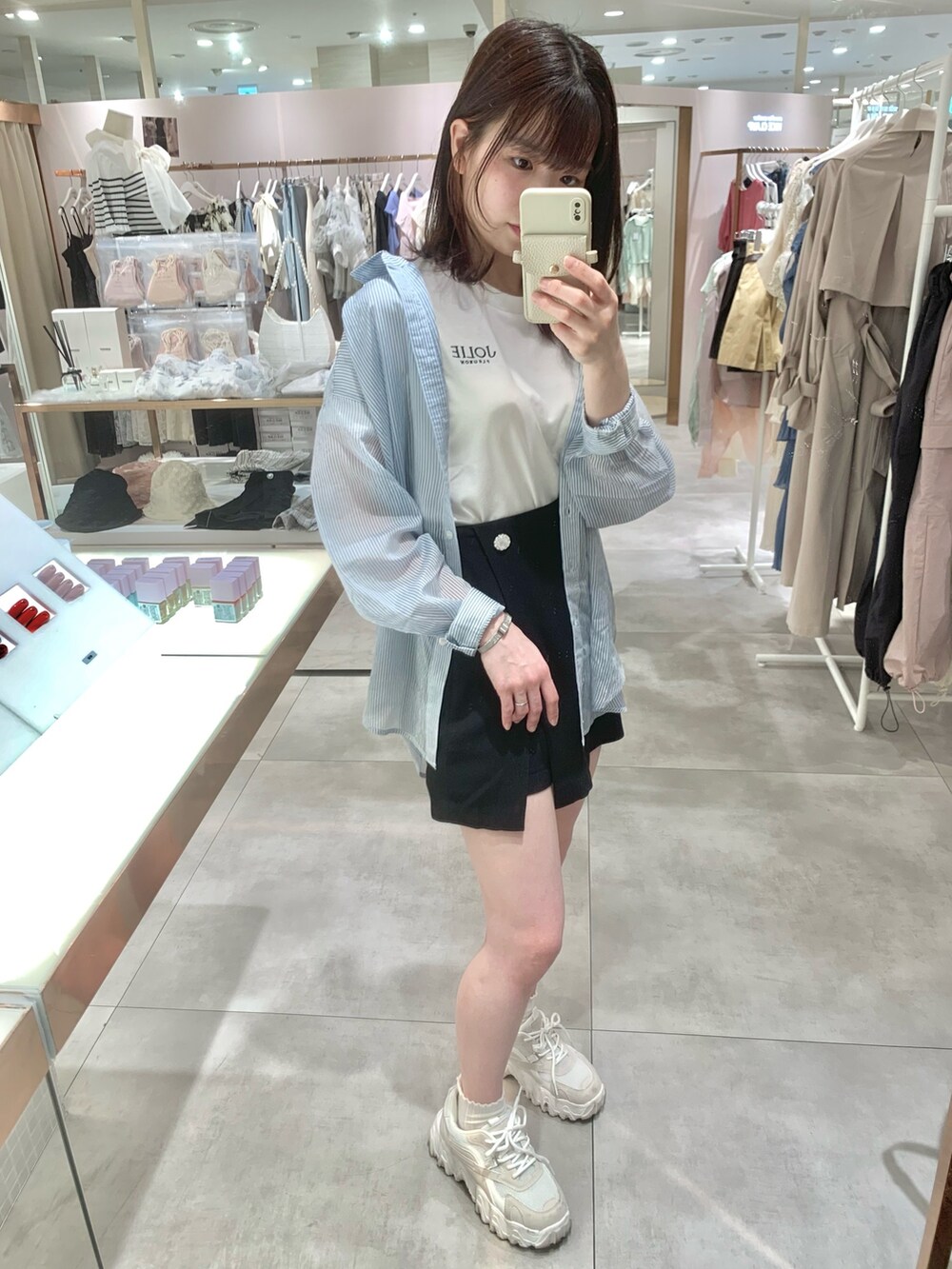 ブラック系のその他パンツ、ブラック系のショルダーバッグ、ブルー系のシャツ/ブラウスを着用したレディースの春コーディネートの2枚目の写真