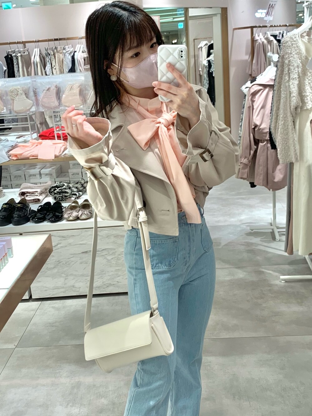 ベージュ系のトレンチコート、その他のシャツ/ブラウス、ホワイト系のボディバッグ/ウエストポーチを着用したレディースの春コーディネートの2枚目の写真