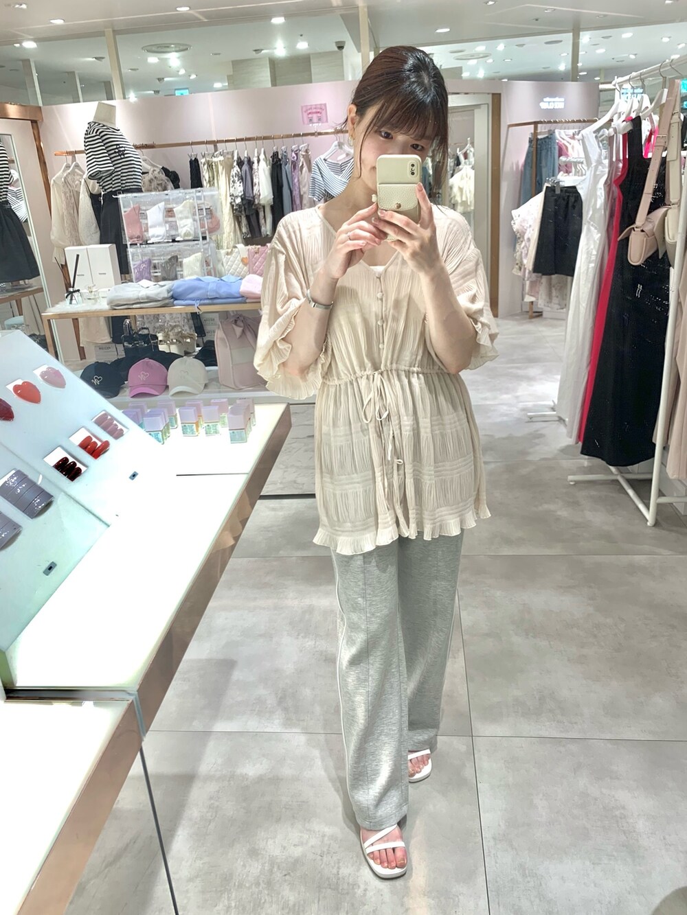 ホワイト系のサンダル、グレー系のスウェットパンツ、ホワイト系のシャツ/ブラウスを着用したレディースの夏コーディネートの5枚目の写真