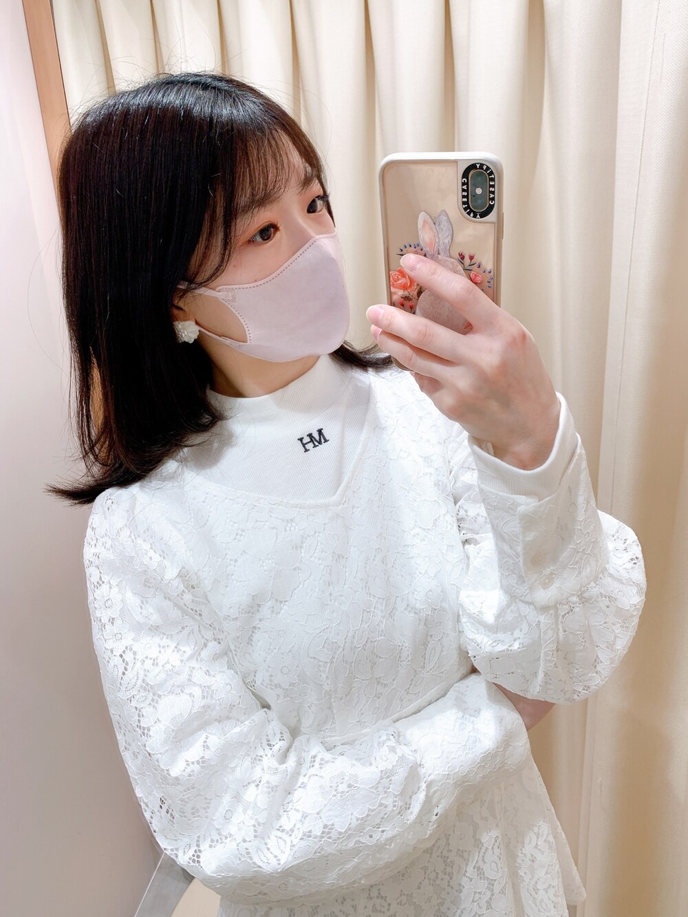 ホワイト系のワンピース、ブラック系のブーツを着用したレディースの冬コーディネートの3枚目の写真