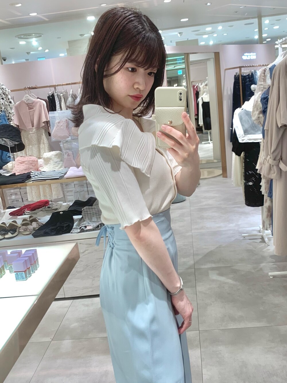 ホワイト系のTシャツ/カットソー、ホワイト系のキャミソール、ホワイト系のショルダーバッグを着用したレディースの春コーディネートの4枚目の写真