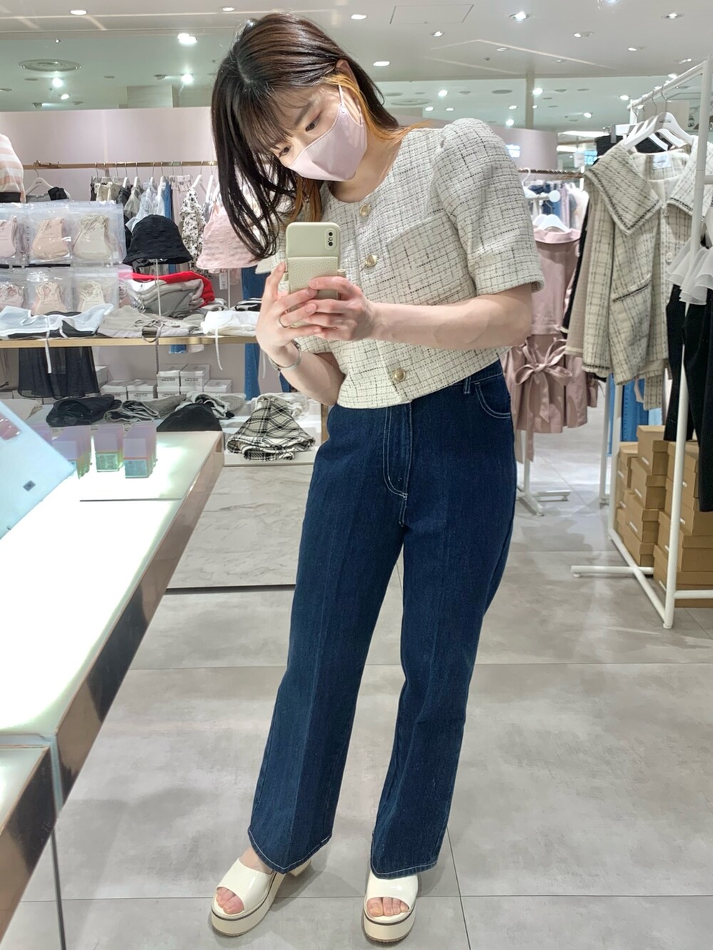 ホワイト系のボディバッグ/ウエストポーチ、ホワイト系のサンダル、ホワイト系のノーカラージャケットを着用したレディースの春コーディネートの6枚目の写真