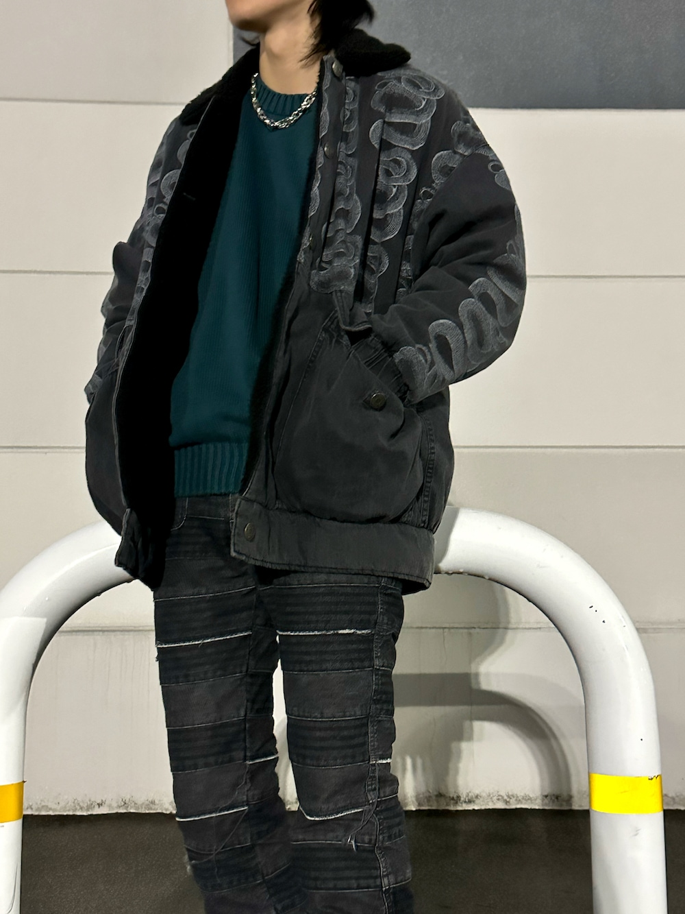 ブラック系のジャケット/アウター、シルバー系のネックレスを着用したメンズの秋コーディネートの2枚目の写真