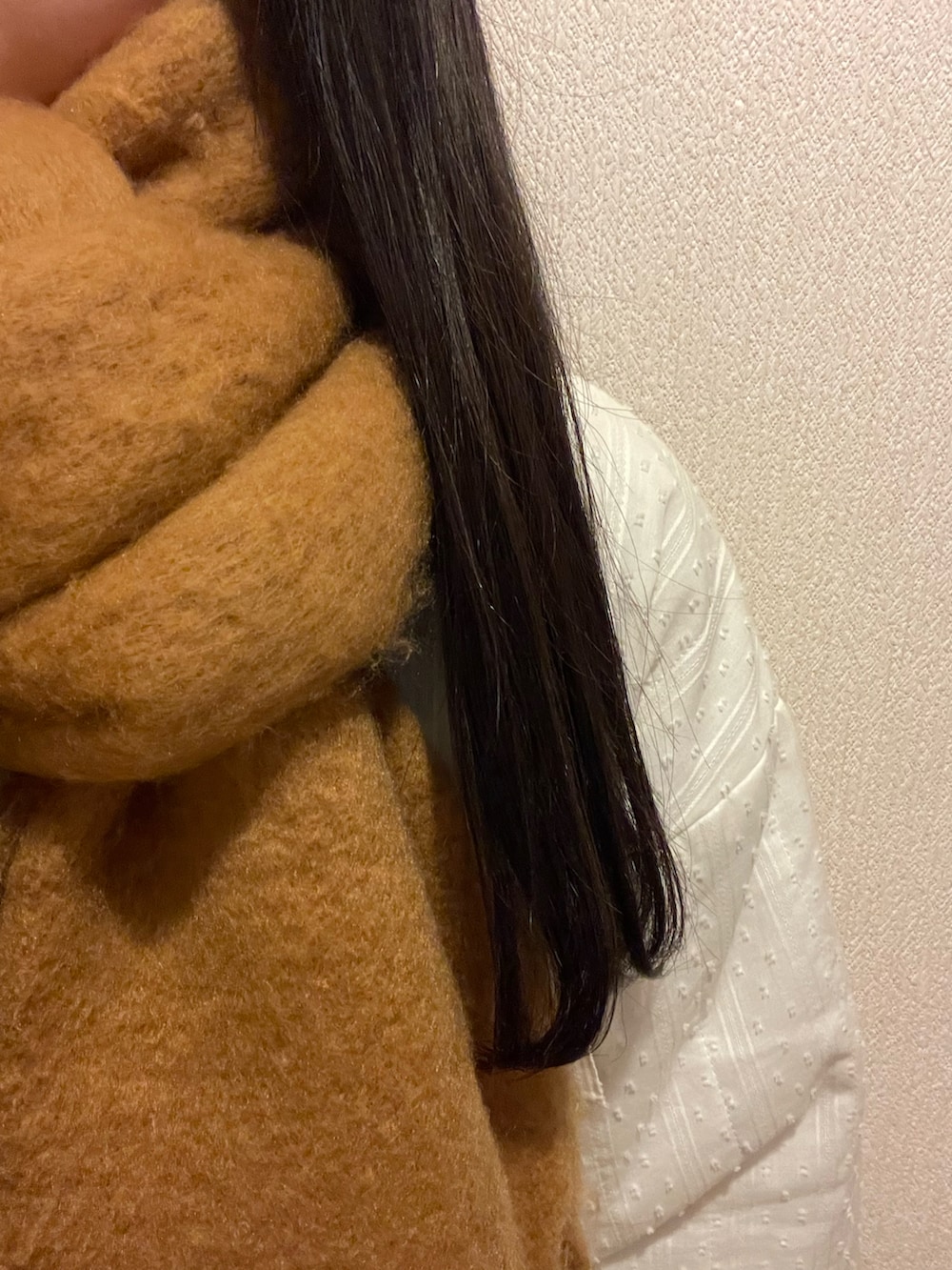 ブラウン系のトートバッグ、ベージュ系のスカート、ベージュ系のカーディガン/ボレロを着用したレディースの春コーディネートの3枚目の写真