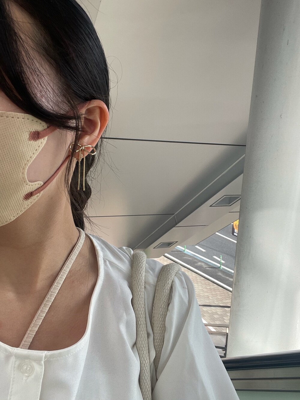 ホワイト系のスカート、ブラック系のバレエシューズ、ホワイト系のシャツ/ブラウスを着用したレディースの夏コーディネートの4枚目の写真