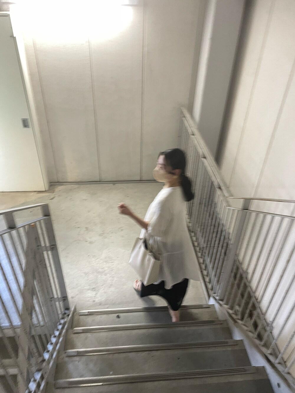 ベージュ系のハンドバッグ、ホワイト系のサンダル、ベージュ系のシャツ/ブラウスを着用したレディースの夏コーディネートの3枚目の写真