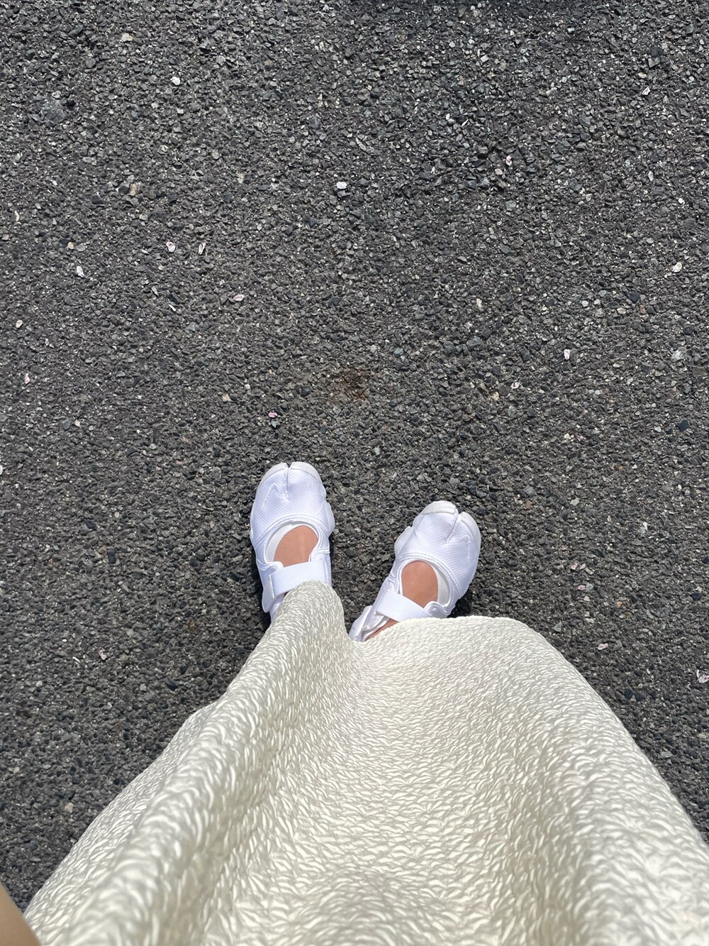 ホワイト系のスニーカー、ベージュ系のボストンバッグ、ブラウン系のその他トップスを着用したレディースの春コーディネートの4枚目の写真