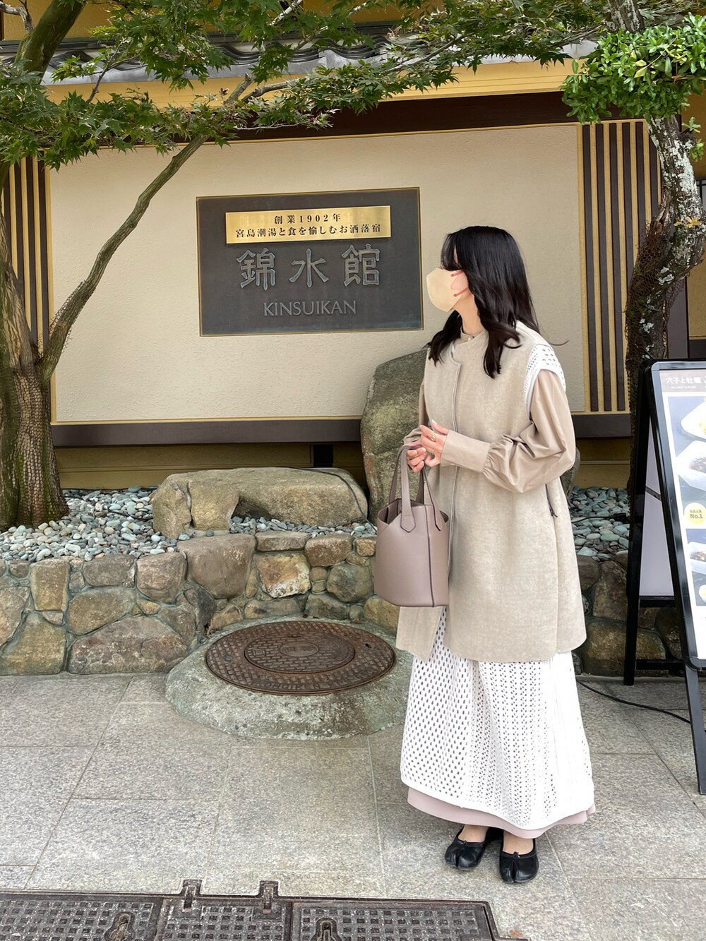 ベージュ系のその他アウター、ブラウン系のシャツ/ブラウス、グレー系のバッグを着用したレディースの秋コーディネートの2枚目の写真