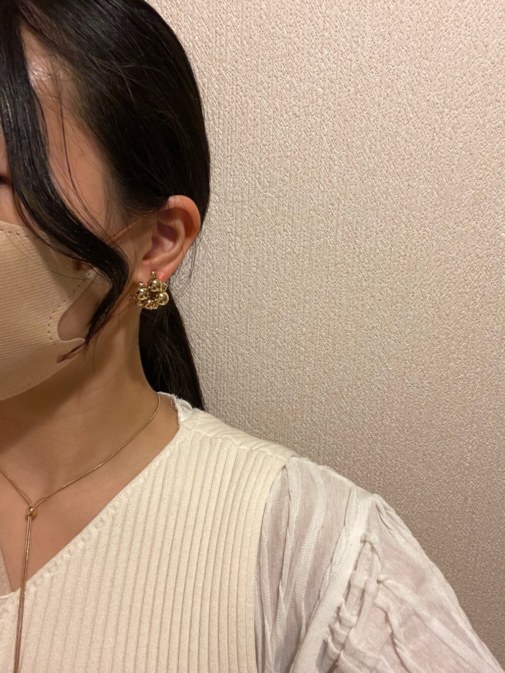 ホワイト系のスニーカー、ブラウン系のトートバッグ、ブラック系のスカートを着用したレディースの夏コーディネートの5枚目の写真