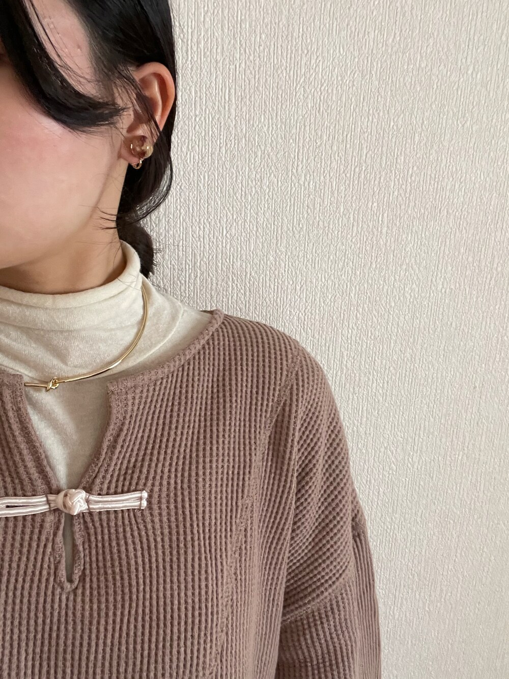 ブラウン系のTシャツ/カットソー、ブラウン系のショルダーバッグ、ベージュ系のスカートを着用したレディースの秋コーディネートの4枚目の写真