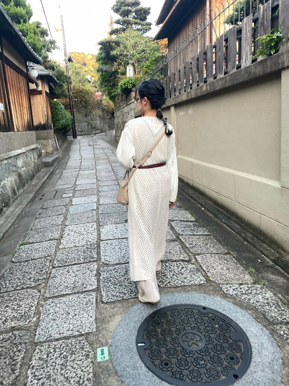 ホワイト系のその他トップス、ベージュ系のボストンバッグ、ホワイト系のトップスを着用したレディースの秋コーディネートの3枚目の写真