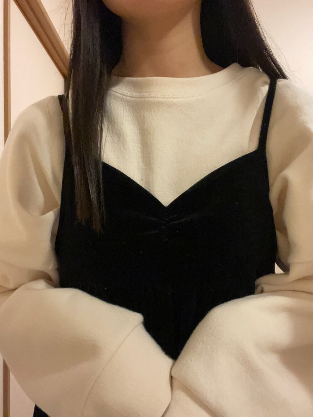ブラック系のワンピース、ベージュ系のスウェット、ブラック系のパンツを着用したレディースの冬コーディネートの2枚目の写真