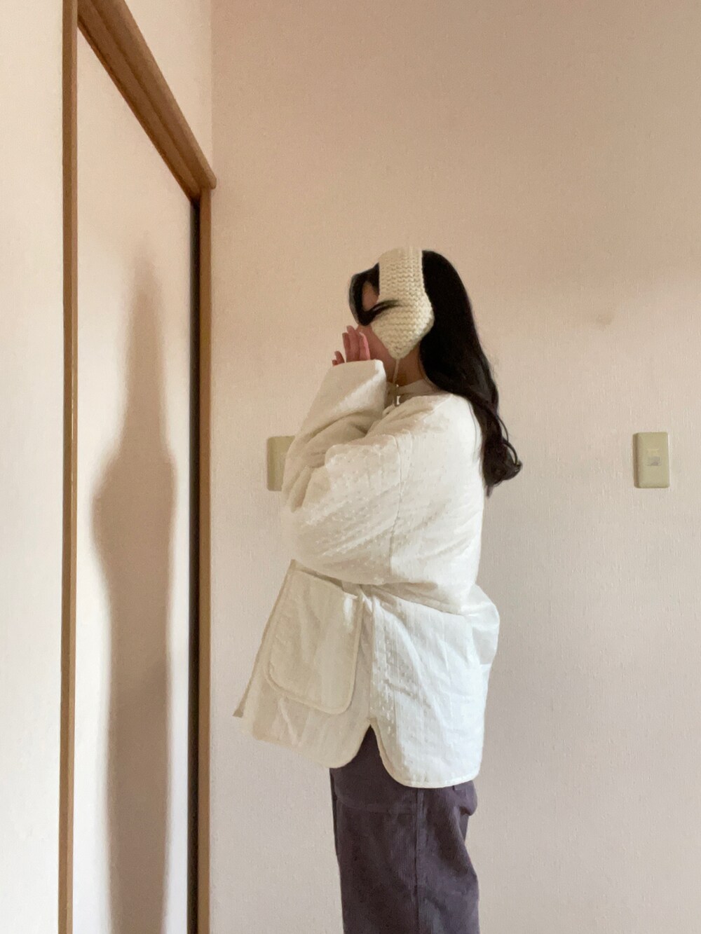 ホワイト系のその他アウター、ホワイト系のその他トップス、ブラウン系のショルダーバッグを着用したレディースの冬コーディネートの5枚目の写真