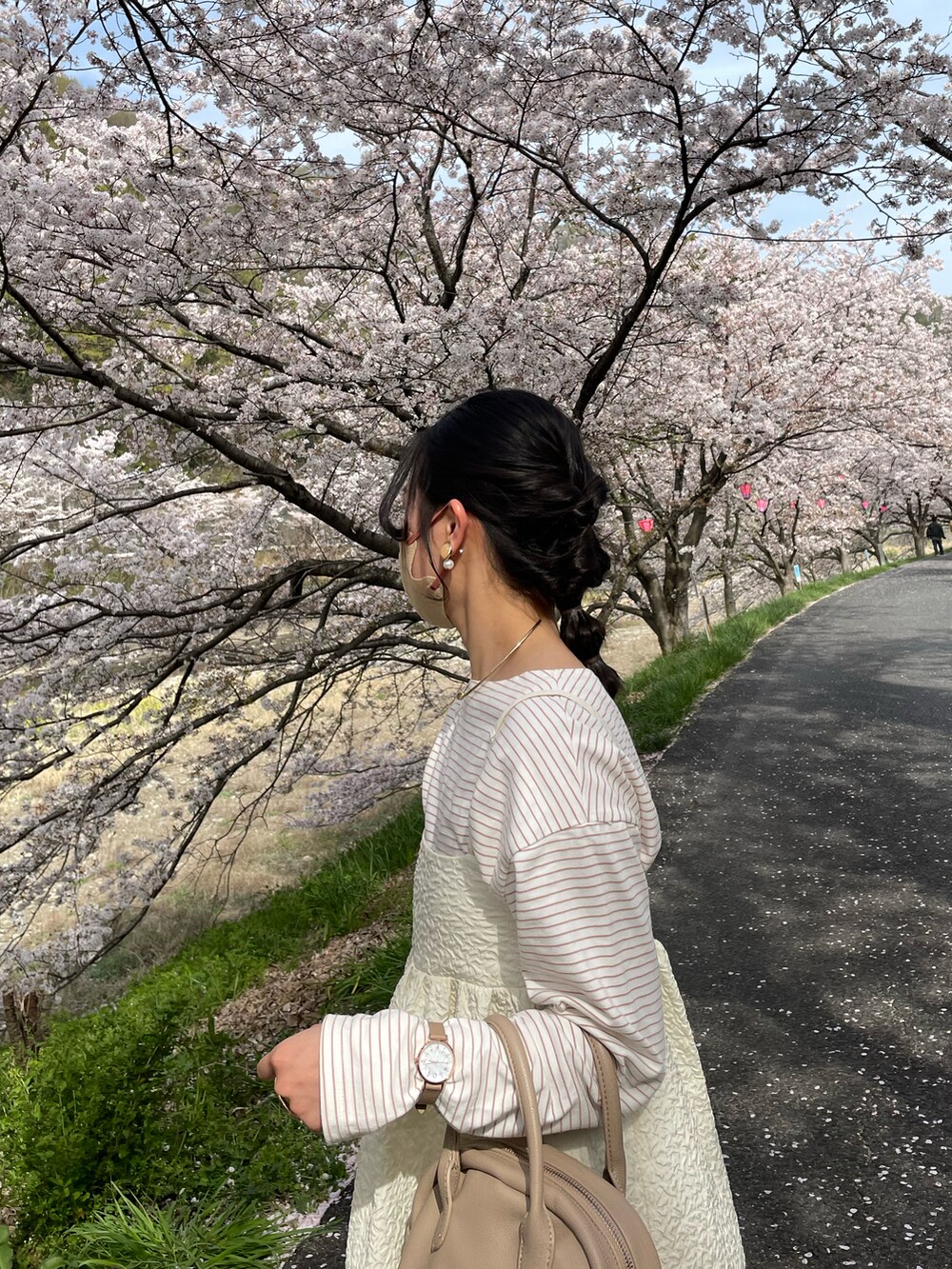 ホワイト系のスニーカー、ベージュ系のボストンバッグ、ブラウン系のその他トップスを着用したレディースの春コーディネートの3枚目の写真