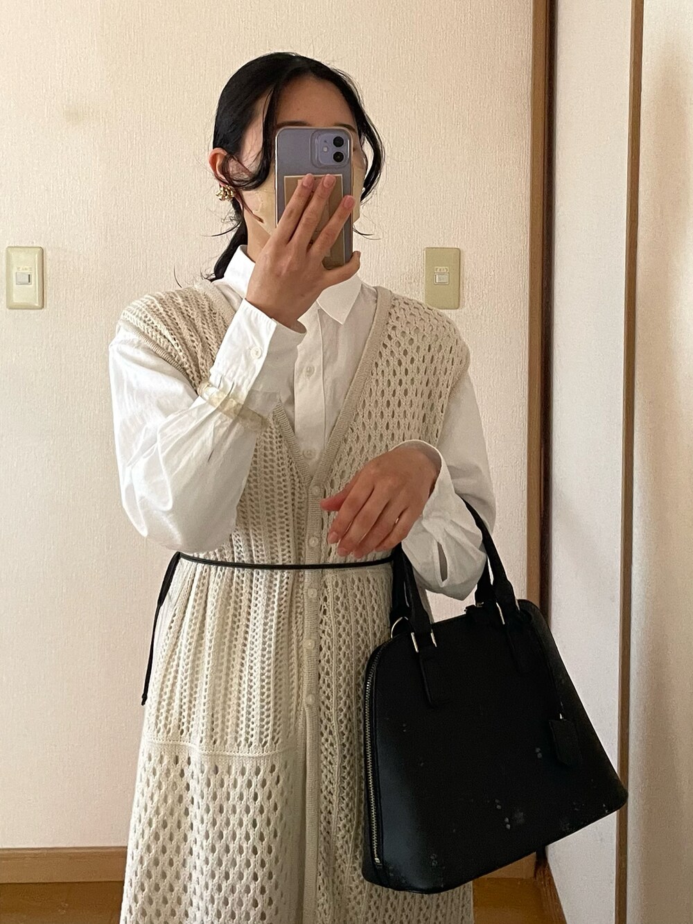 ブラック系のバレエシューズ、ホワイト系のその他トップス、ホワイト系のその他パンツを着用したレディースの春コーディネートの4枚目の写真