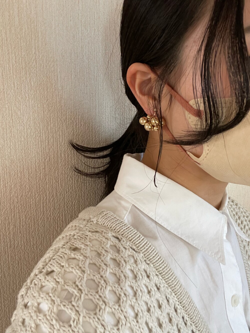 ブラック系のバレエシューズ、ホワイト系のその他トップス、ホワイト系のその他パンツを着用したレディースの春コーディネートの3枚目の写真