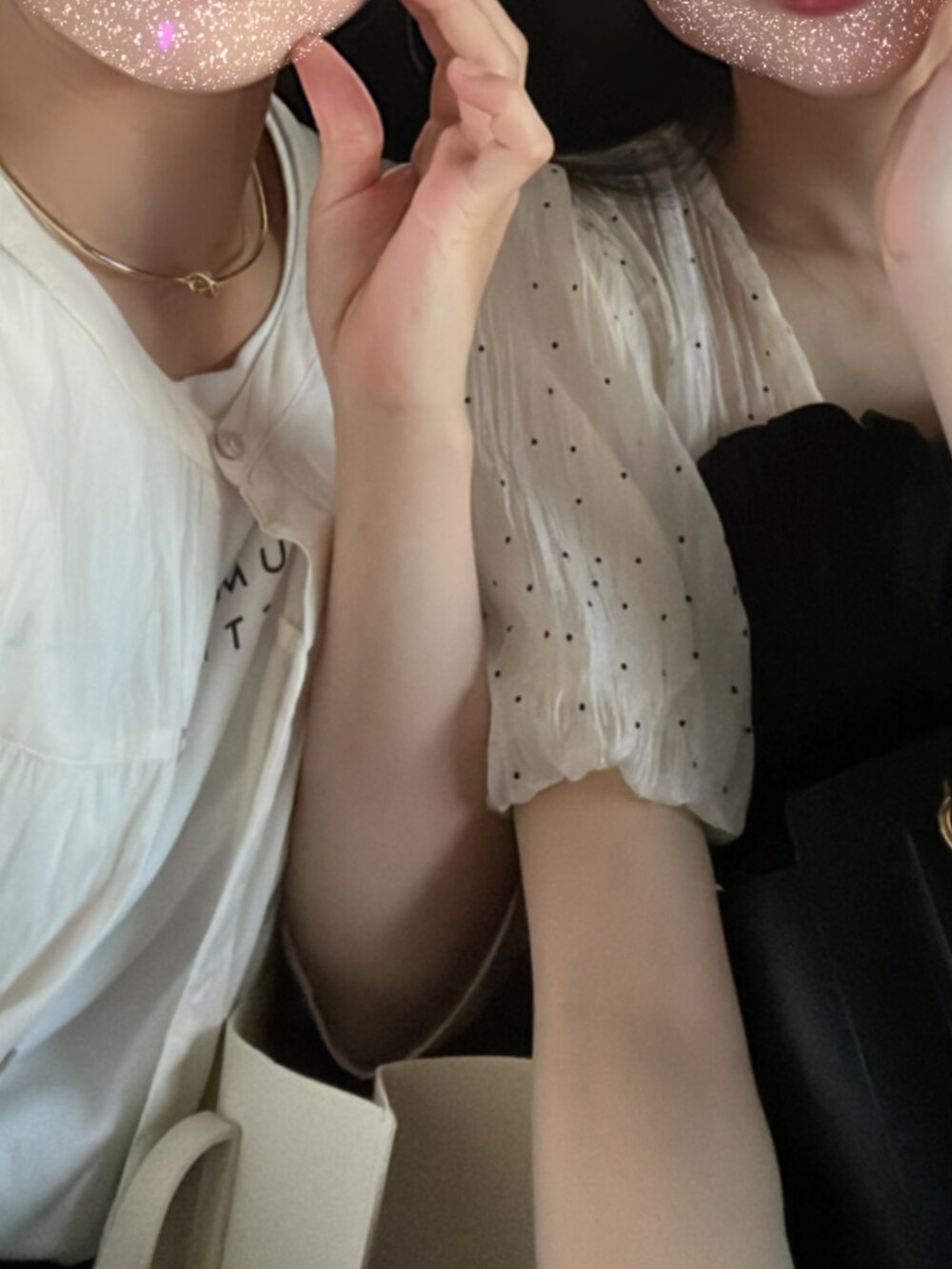 ベージュ系のハンドバッグ、ホワイト系のサンダル、ベージュ系のシャツ/ブラウスを着用したレディースの夏コーディネートの4枚目の写真