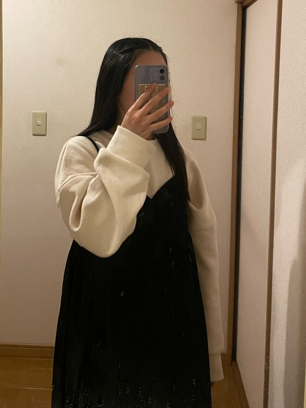 ブラック系のワンピース、ベージュ系のスウェット、ブラック系のパンツを着用したレディースの冬コーディネートの3枚目の写真