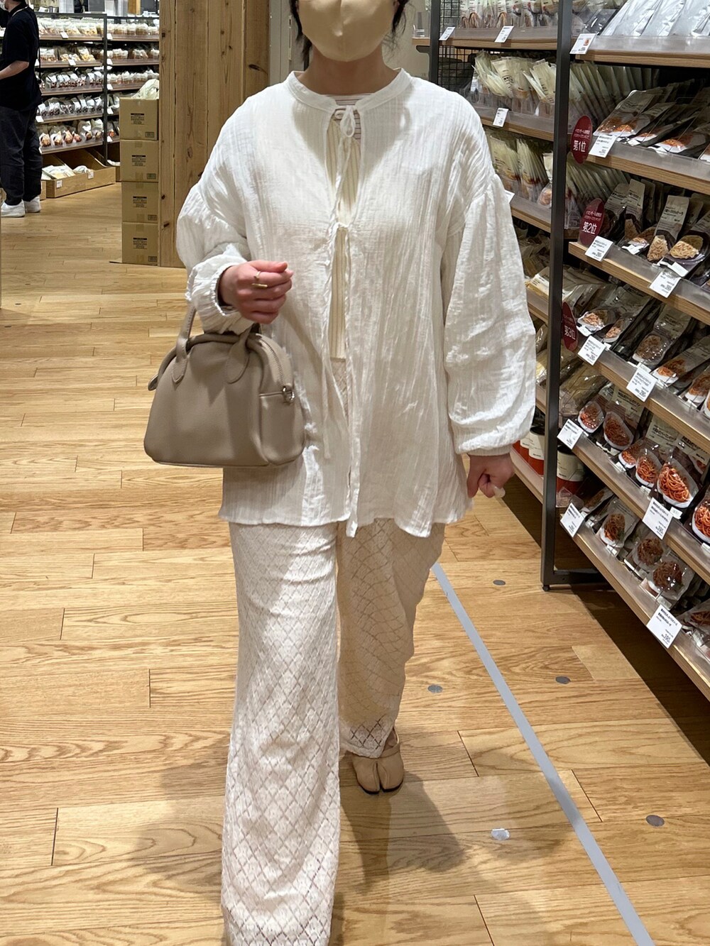 ベージュ系のバレエシューズ、ベージュ系のつなぎ/オールインワン、ホワイト系のニット/セーターを着用したレディースの春コーディネートの2枚目の写真