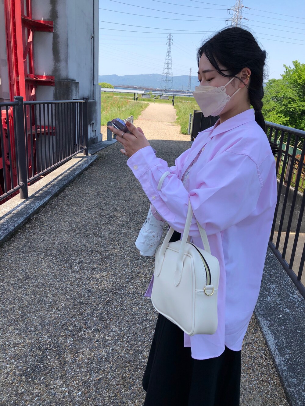 ホワイト系のボストンバッグ、ベージュ系のバレエシューズ、ピンク系のシャツ/ブラウスを着用したレディースの夏コーディネートの4枚目の写真