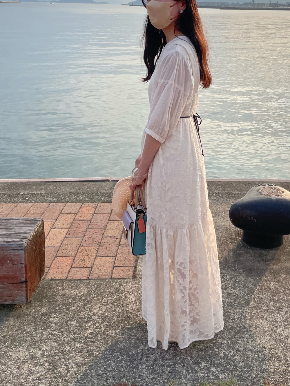 ホワイト系のバッグ、ベージュ系のシャツ/ブラウス、ホワイト系のワンピース/ドレスを着用したレディースの秋コーディネートの2枚目の写真