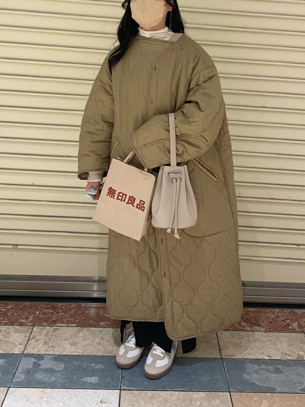 ベージュ系のバッグ、ベージュ系のスニーカー、ブラック系のその他パンツを着用したレディースの春コーディネートの5枚目の写真