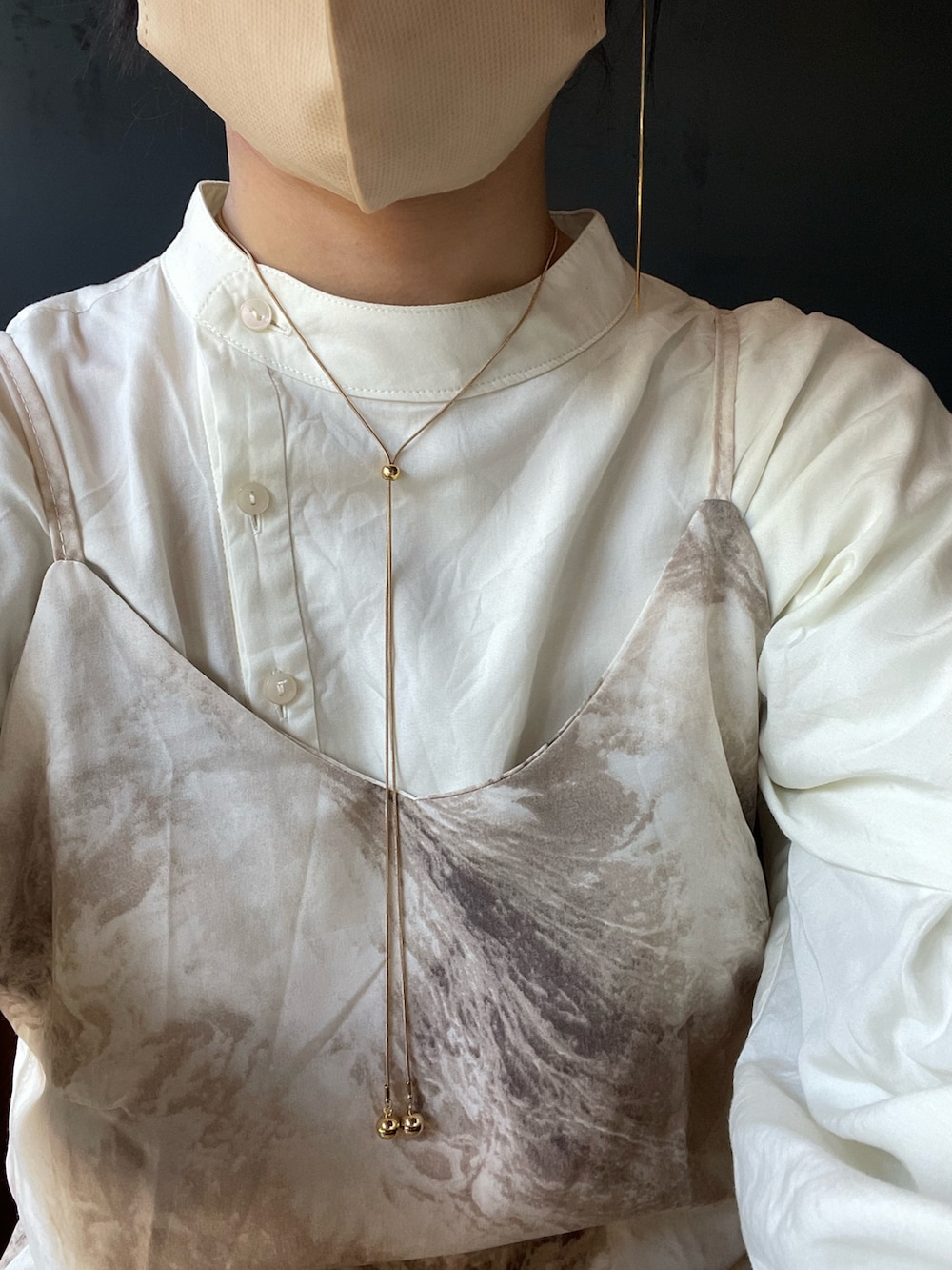 ブラウン系のワンピース/ドレス、ベージュ系のバレエシューズ、ホワイト系のシャツ/ブラウスを着用したレディースの春コーディネートの4枚目の写真